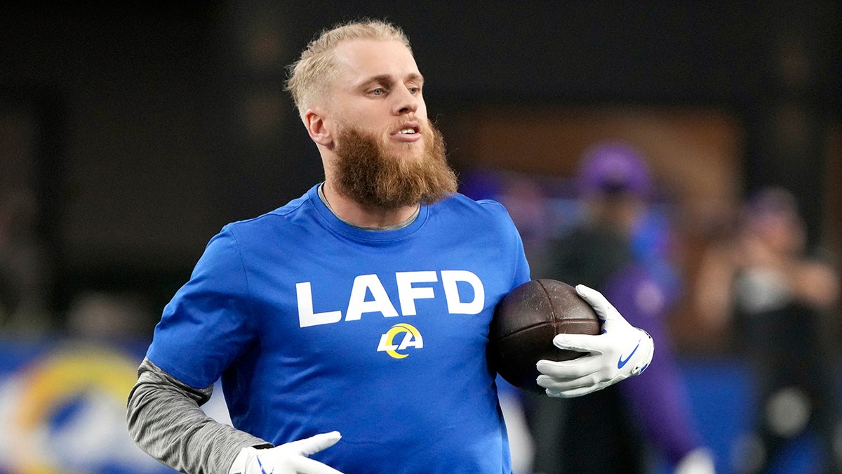 Cooper Kupp warms up