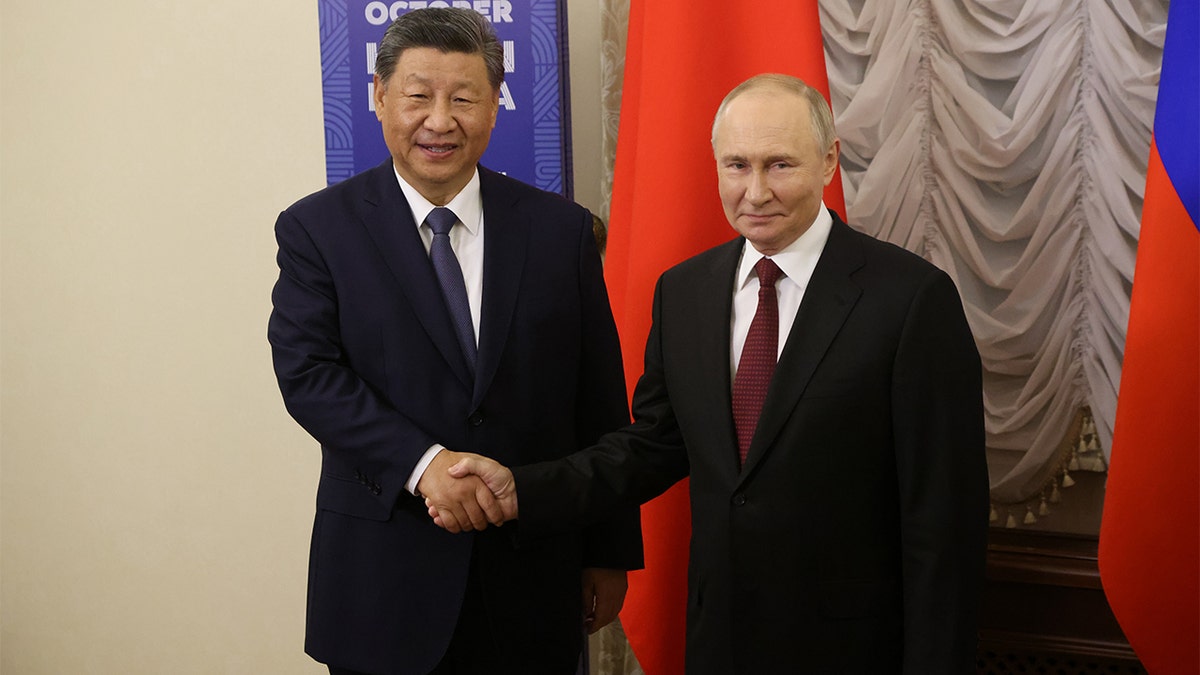 Russian President Putin and Chinese President Xi Jinping shaking hands.